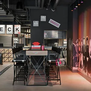 Otel Moxy Düsseldorf